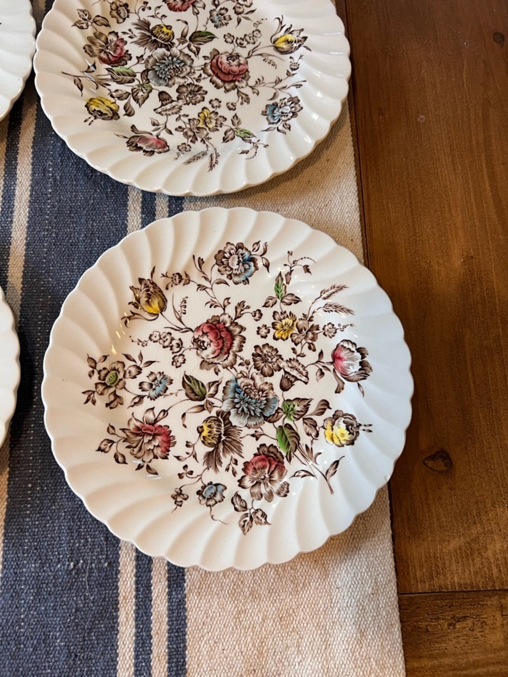 4 Johnson Brothers Staffordshire Bouquet 7 7/8" Salad Plates Excellent Condition - Picture 5 of 10